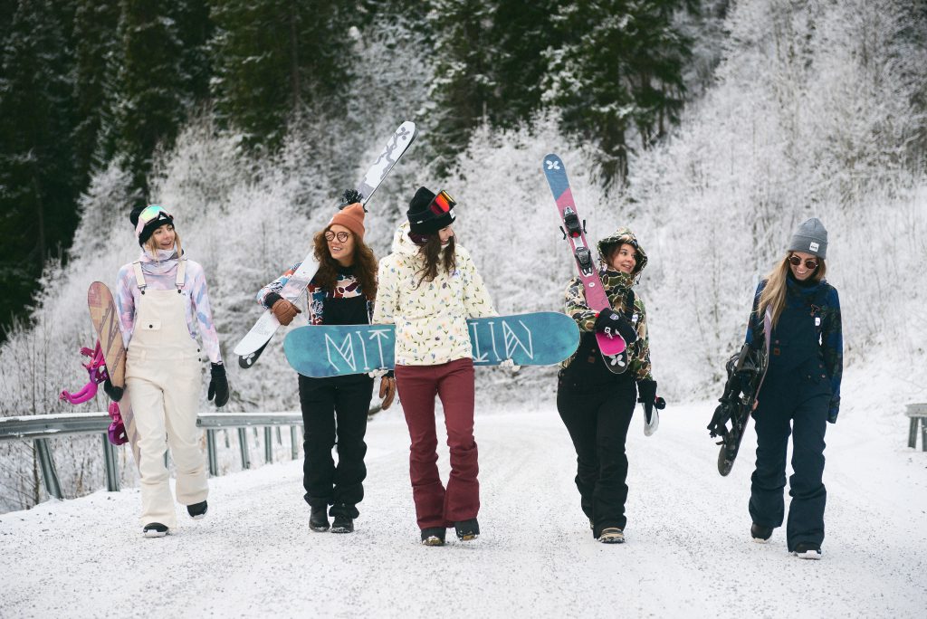 Outdoor fashion girls with snowboards in Åre